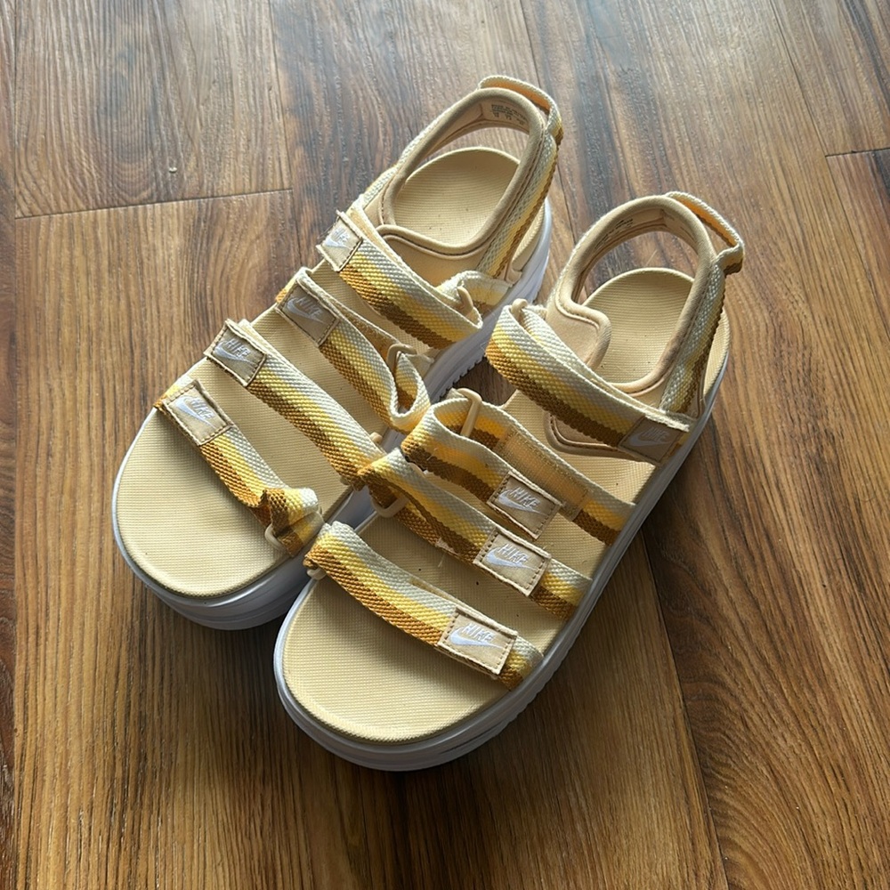 Nike Icon Classic Women's 10M Platform Yellow Brown Sandal